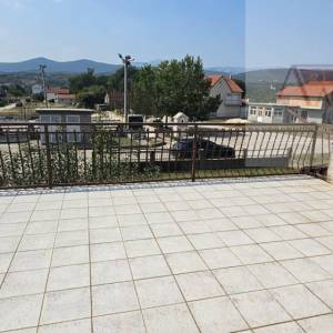 Imotski Lug obiteljska kuća 300 m2 najam