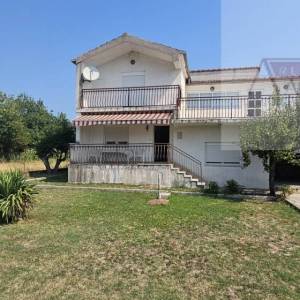 Imotski Lug obiteljska kuća 300 m2 najam