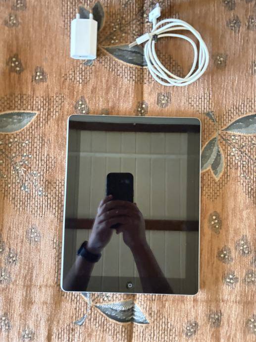 iPad 3 (64 GB) Wi-Fi - Očuvan, iOS 9 + Kabel i punjač (čitaj opis)