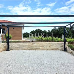 Istra, Barban, Novoizgrađena obiteljska prizemna vila, okružena vinogradom