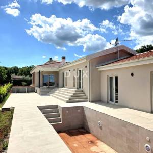 Istra, Barban, Novoizgrađena obiteljska prizemna vila, okružena vinogradom