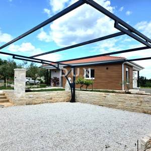 Istra, Barban, Novoizgrađena obiteljska prizemna vila, okružena vinogradom