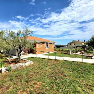 Istra, Barban, Novoizgrađena obiteljska prizemna vila, okružena vinogradom