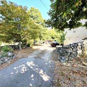 Istra, Buzet, Kamena istarska stancija s više od 26.000m2 zemljišta