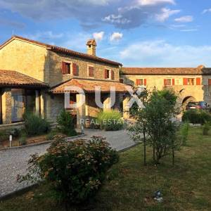 Istra, Labin, dvije kamene kuće, 300 m², bazen, velika okućnica