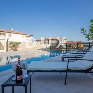 Istra, Nova Vas, luksuzna dvojna vila, 178.70 m2, bazen, terasa