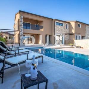 Istra, Nova Vas, luksuzna dvojna vila, 178.70 m2, bazen, terasa