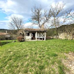 Istra, Pazin, Obiteljska kuća na mirnoj lokaciji spremna za obnovu