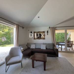 Istra, Poreč, samostojeća kuća, 180 m2, dva stana, bazen