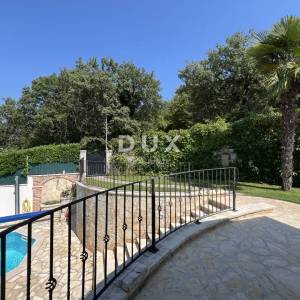 Istra, Poreč, samostojeća kuća, 180 m2, dva stana, bazen