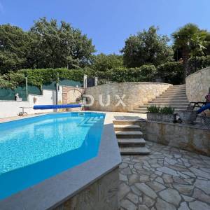 Istra, Poreč, samostojeća kuća, 180 m2, dva stana, bazen