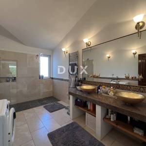 Istra, Poreč, samostojeća kuća, 180 m2, dva stana, bazen
