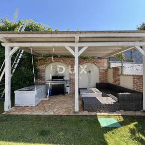 Istra, Poreč, samostojeća kuća, 180 m2, dva stana, bazen