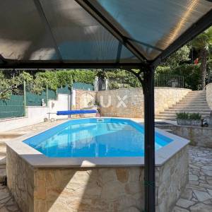 Istra, Poreč, samostojeća kuća, 180 m2, dva stana, bazen