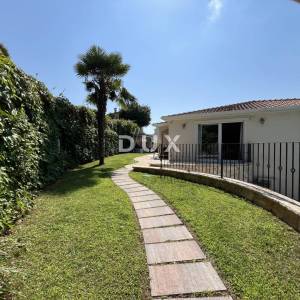 Istra, Poreč, samostojeća kuća, 180 m2, dva stana, bazen