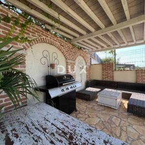 Istra, Poreč, samostojeća kuća, 180 m2, dva stana, bazen