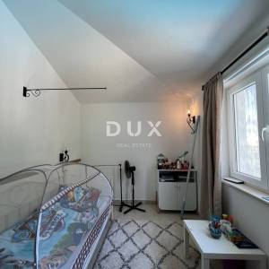 Istra, Poreč, samostojeća kuća, 180 m2, dva stana, bazen
