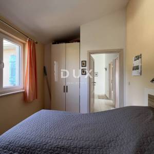 Istra, Poreč, samostojeća kuća, 180 m2, dva stana, bazen