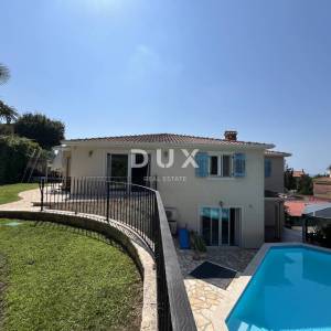 Istra, Poreč, samostojeća kuća, 180 m2, dva stana, bazen