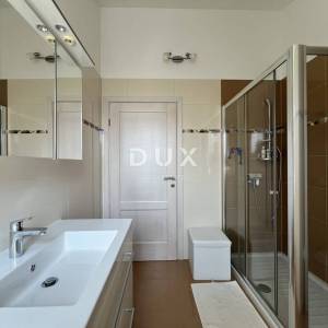 Istra, Poreč, samostojeća kuća, 180 m2, dva stana, bazen
