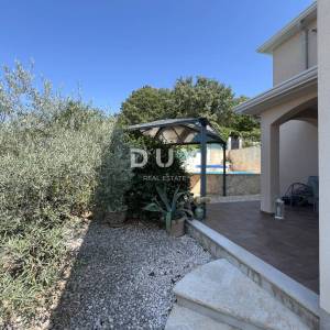 Istra, Poreč, samostojeća kuća, 180 m2, dva stana, bazen