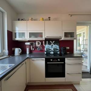 Istra, Poreč, samostojeća kuća, 180 m2, dva stana, bazen
