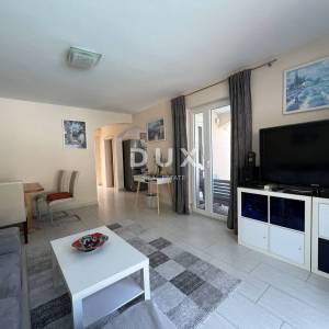 Istra, Poreč, samostojeća kuća, 180 m2, dva stana, bazen