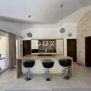 Istra, Poreč, samostojeća kuća, 180 m2, dva stana, bazen