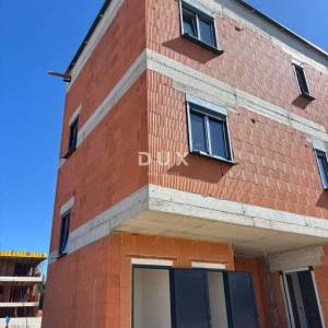 Istra, Pula, 1- sobni stan s vrtom , novogradnja, parking , spremište 