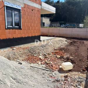 Istra, Pula, 1- sobni stan s vrtom , novogradnja, parking , spremište 