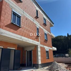 Istra, Pula, 1- sobni stan s vrtom , novogradnja, parking , spremište 