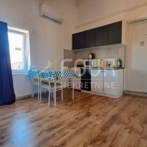 Istra, Pula, Centar, stan 72,50m2 - 3 studio apartmana