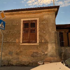 ISTRA, PULA - Kuća u nizu za adaptaciju u centru grada
