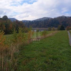 IZVRSNA LOKACIJA UZ JEZERO – 5.582 m², PRVI RED DO JEZERA I NEPOSREDNO UZ GRAĐEVINSKU I TURISTIČKU ZONU