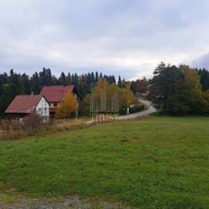 IZVRSNA LOKACIJA UZ JEZERO – 5.582 m², PRVI RED DO JEZERA I NEPOSREDNO UZ GRAĐEVINSKU I TURISTIČKU ZONU
