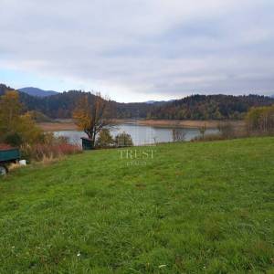 IZVRSNA LOKACIJA UZ JEZERO – 5.582 m², PRVI RED DO JEZERA I NEPOSREDNO UZ GRAĐEVINSKU I TURISTIČKU ZONU