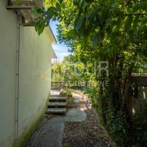 Jadranovo, samostojeća kuća - prizemnica, okućnica, SAMO KOD NAS!