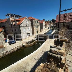 Kamene kuće na rivi i zemljište u Vrboski na otoku Hvaru