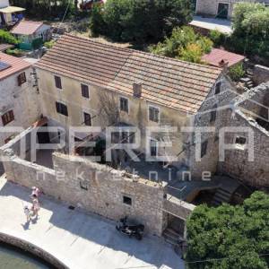 Kamene kuće na rivi i zemljište u Vrboski na otoku Hvaru