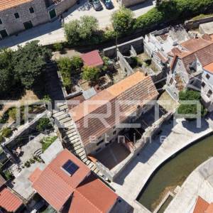 Kamene kuće na rivi i zemljište u Vrboski na otoku Hvaru