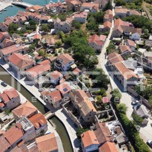Kamene kuće na rivi i zemljište u Vrboski na otoku Hvaru