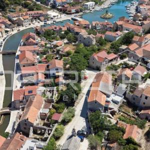 Kamene kuće na rivi i zemljište u Vrboski na otoku Hvaru