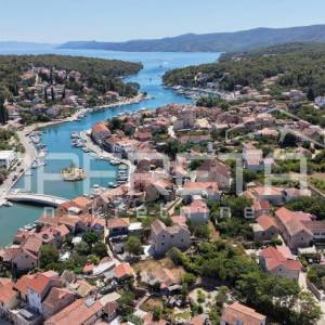 Kamene kuće na rivi i zemljište u Vrboski na otoku Hvaru