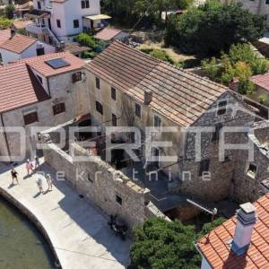 Kamene kuće na rivi i zemljište u Vrboski na otoku Hvaru