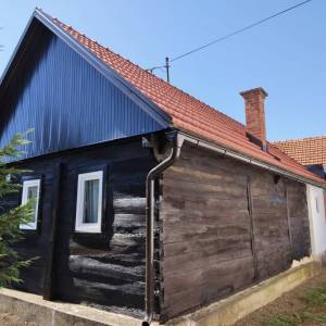 KARLOVAC, VODOSTAJ- DRVENA NOVOUREĐENA KUĆA, SJENIK, GARAŽA I ORANICA