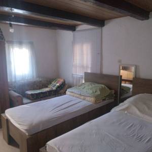 KARLOVAC, VODOSTAJ- DRVENA NOVOUREĐENA KUĆA, SJENIK, GARAŽA I ORANICA