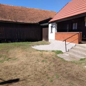 KARLOVAC, VODOSTAJ- DRVENA NOVOUREĐENA KUĆA, SJENIK, GARAŽA I ORANICA