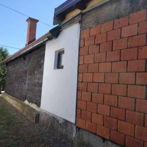 KARLOVAC, VODOSTAJ- DRVENA NOVOUREĐENA KUĆA, SJENIK, GARAŽA I ORANICA