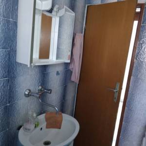 KARLOVAC, VODOSTAJ- DRVENA NOVOUREĐENA KUĆA, SJENIK, GARAŽA I ORANICA