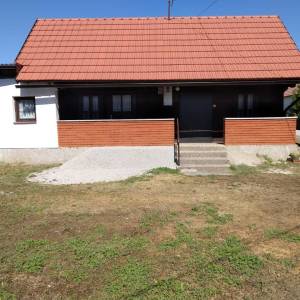 KARLOVAC, VODOSTAJ- DRVENA NOVOUREĐENA KUĆA, SJENIK, GARAŽA I ORANICA